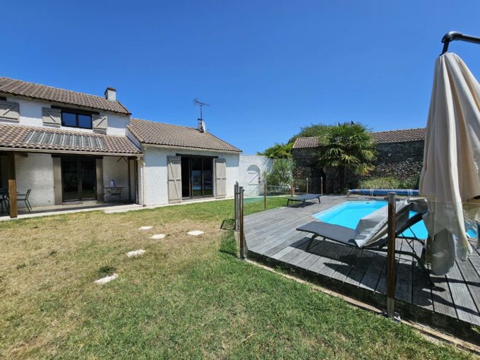 8 pièces 160 m² 1533 m² Maison de Charme proche BORD de Loire à PAIMBŒUF (44560) de 160 m² habitable 4 chambres Jardin Granges Pay