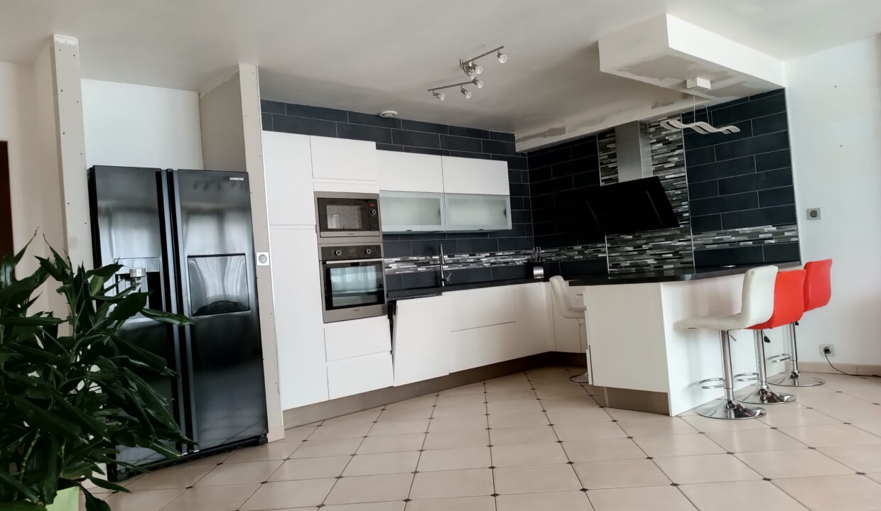 MAISON VILLE de 164 m² , 4 Chambres, possibilité 5, Sans garage, Jardin et Hangar de 50m² sur PAIMBOEUF (44560)