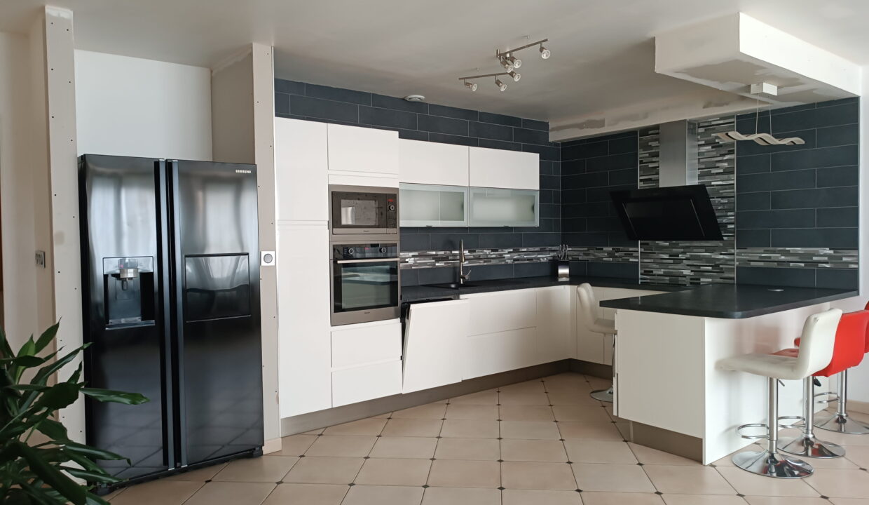 MAISON VILLE de 164 m² , 4 Chambres, possibilité 5, Sans garage, Jardin et Hangar de 50m² sur PAIMBOEUF (44562)