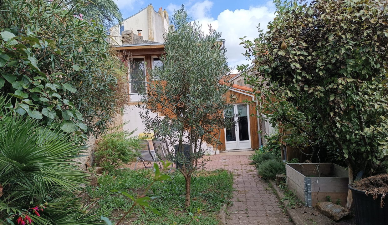 MAISON VILLE de 164 m² , 4 Chambres, possibilité 5, Sans garage, Jardin et Hangar de 50m² sur PAIMBOEUF (44563)