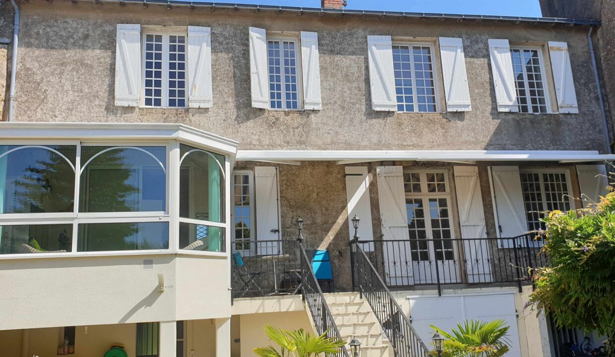 VENTE Magnifique DEMEURE BORD de Loire, 3 chambres + bureau sur 3 etages de 170 m² habitable PAIMBOEUF (44562)