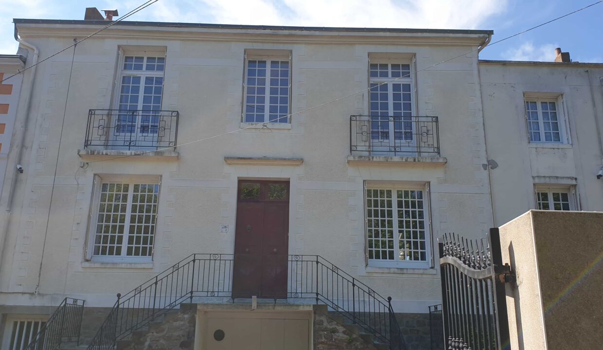 VENTE Magnifique DEMEURE BORD de Loire, 3 chambres + bureau sur 3 etages de 170 m² habitable PAIMBOEUF (44565)